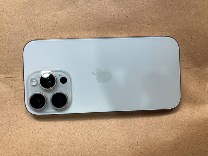 Apple iPhone 16 Pro 4