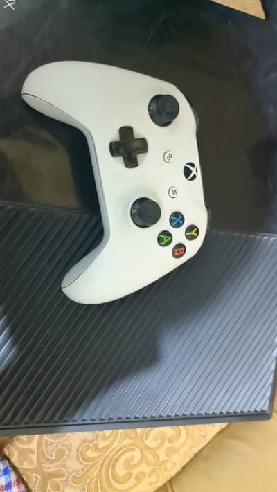 Xbox one 500 gb with orignal controller