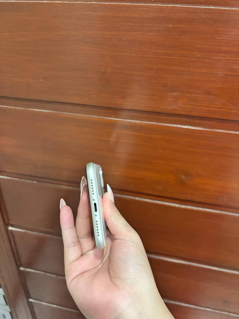 Apple iPhone 11 4