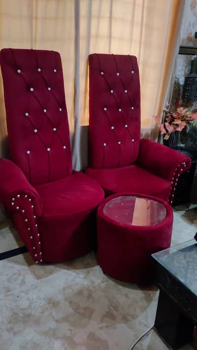 A BEAUTIFUL PAIR OF TWO HIGH BACK SOFA WITH A CENTRE COFFE TABLE.