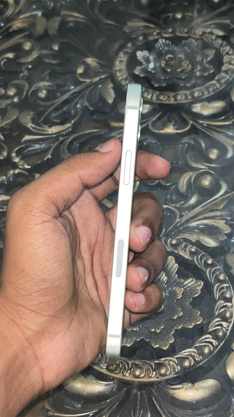 Apple iPhone 12 4
