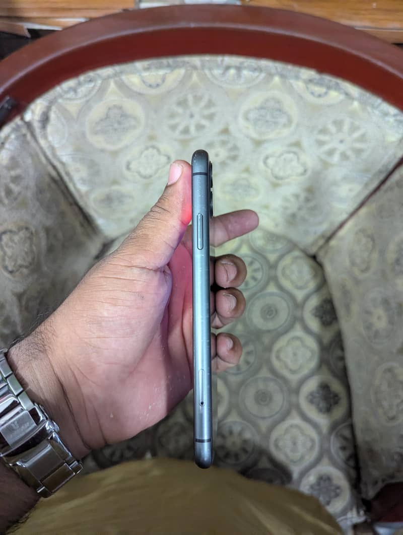 Apple iPhone 11 4