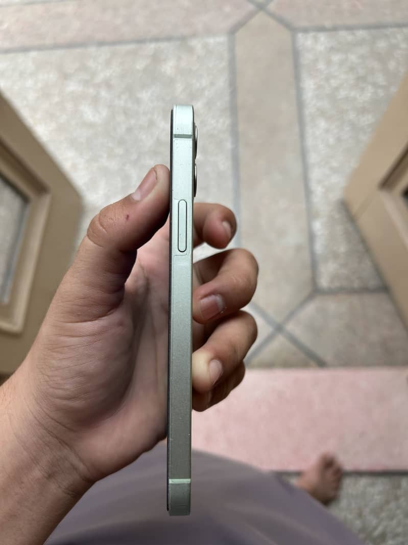 Apple iPhone 12 4