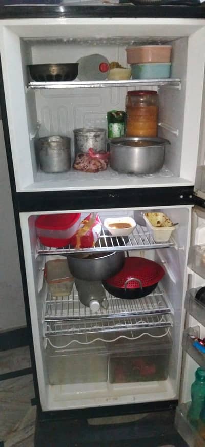 pel ki fridge hai new hai sari gareny me hai