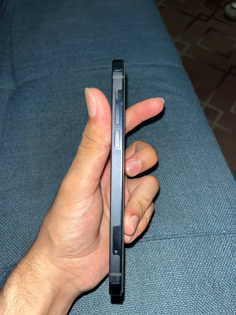 Apple iPhone 12 4