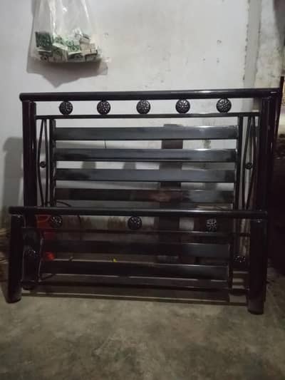 iron bed size 4*6 with out matress