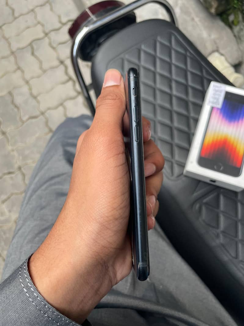Apple iPhone SE 3 (3rd generation) 2