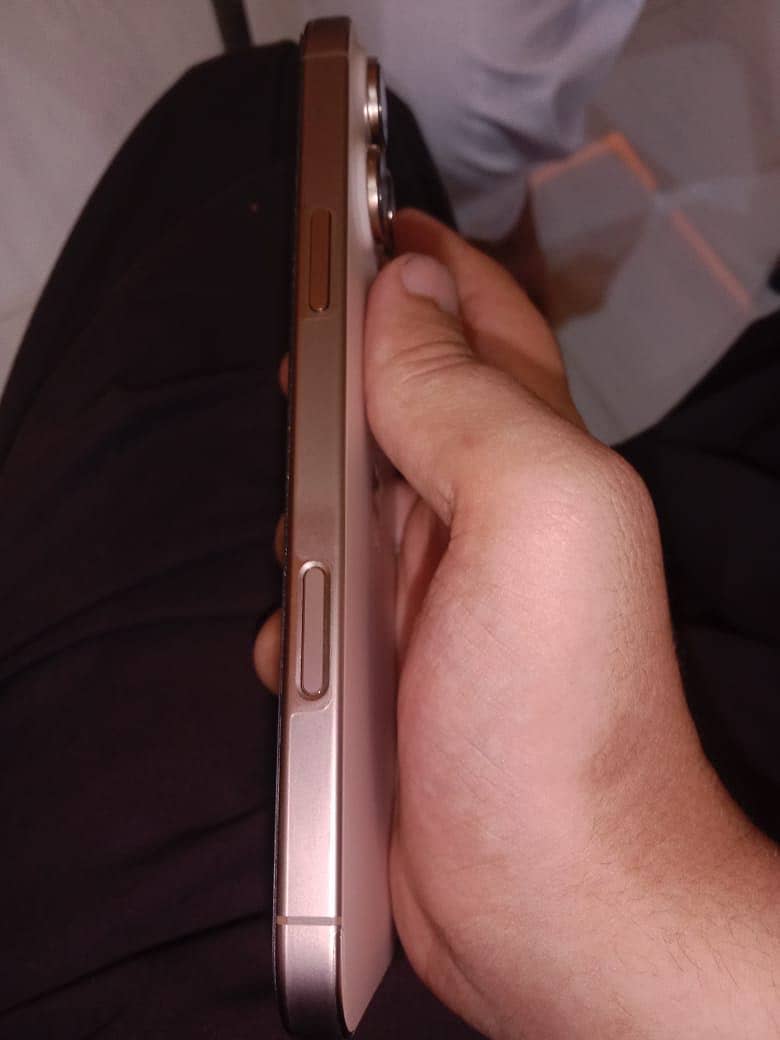 Apple iPhone 16 Pro Max 2