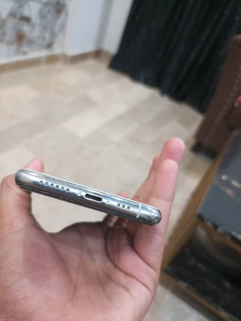 Apple iPhone 11 Pro 4