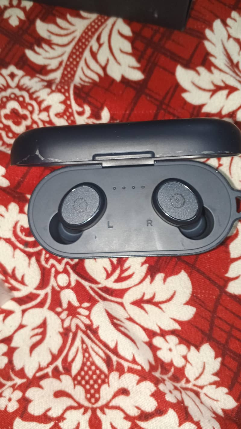 EAR BUDS 0