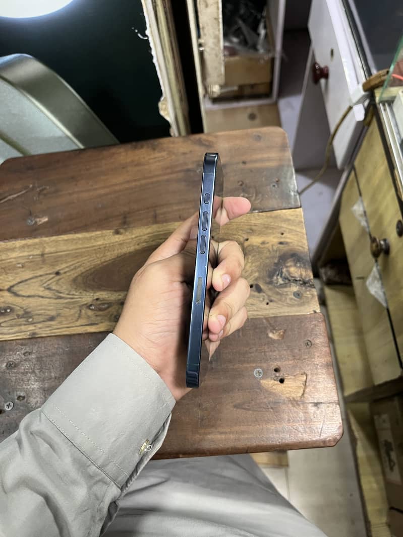 Apple iPhone 15 Pro 2