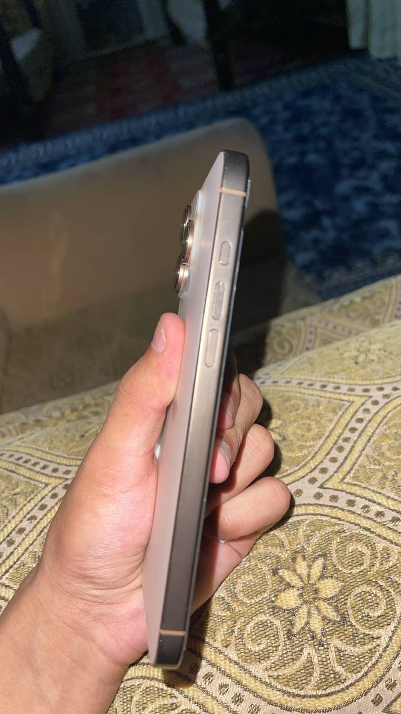 Apple iPhone 16 Pro Max 4