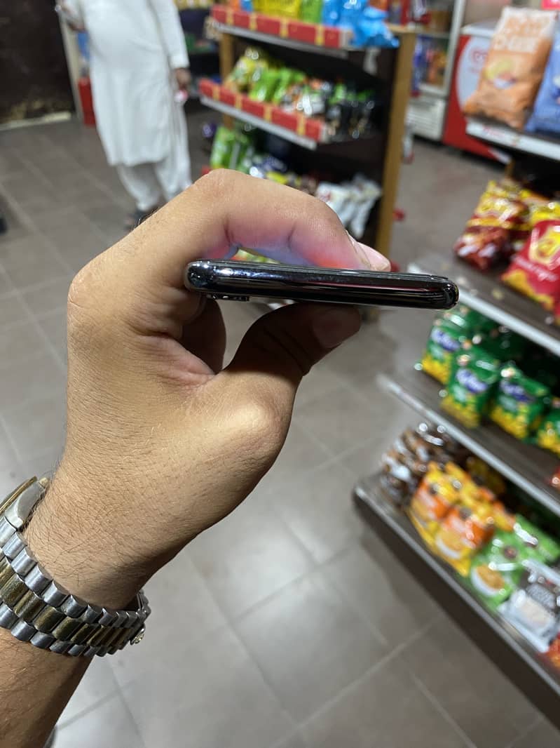 Apple iPhone X 4