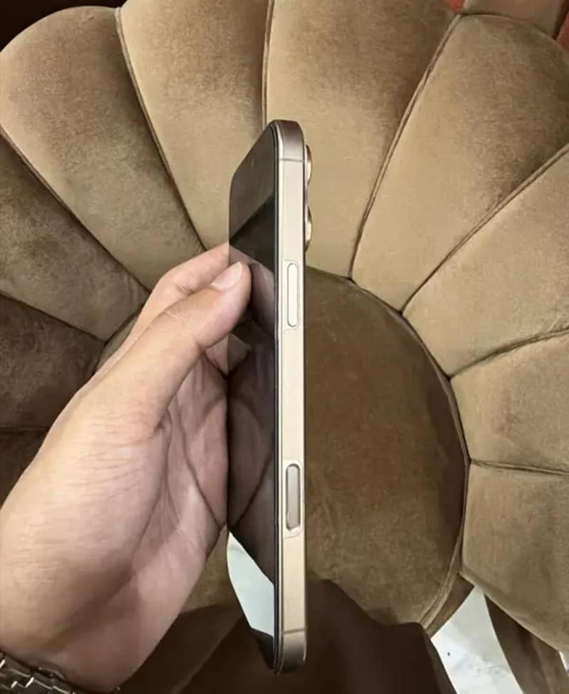 Apple iPhone 16 Pro Max 4