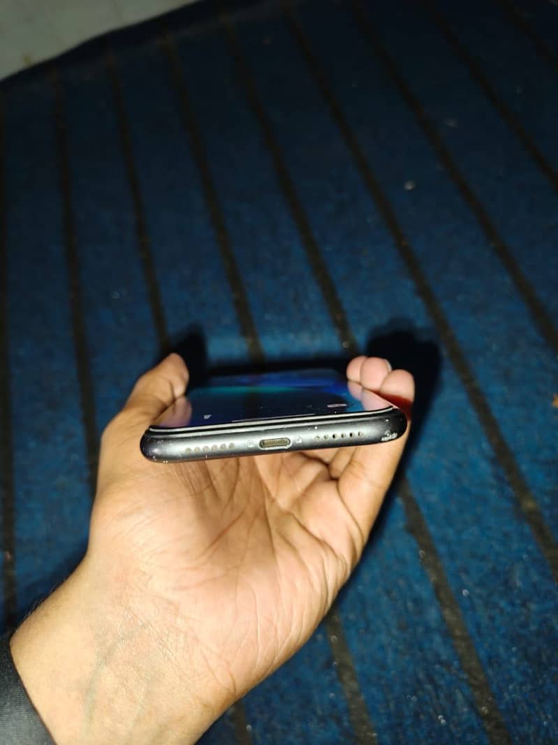 Apple iPhone 11 4