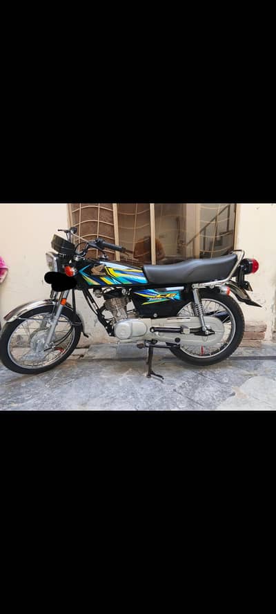 Honda CG 125 2025B Black | Graphics 2026 | 3900 KM  Drive | 10/10