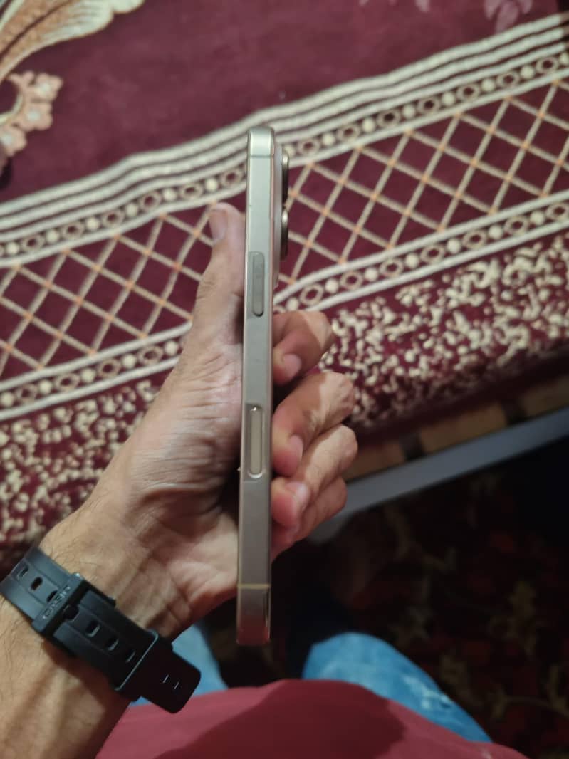 Apple iPhone 16 Pro 3