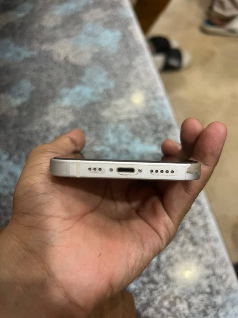 Apple iPhone 13 8