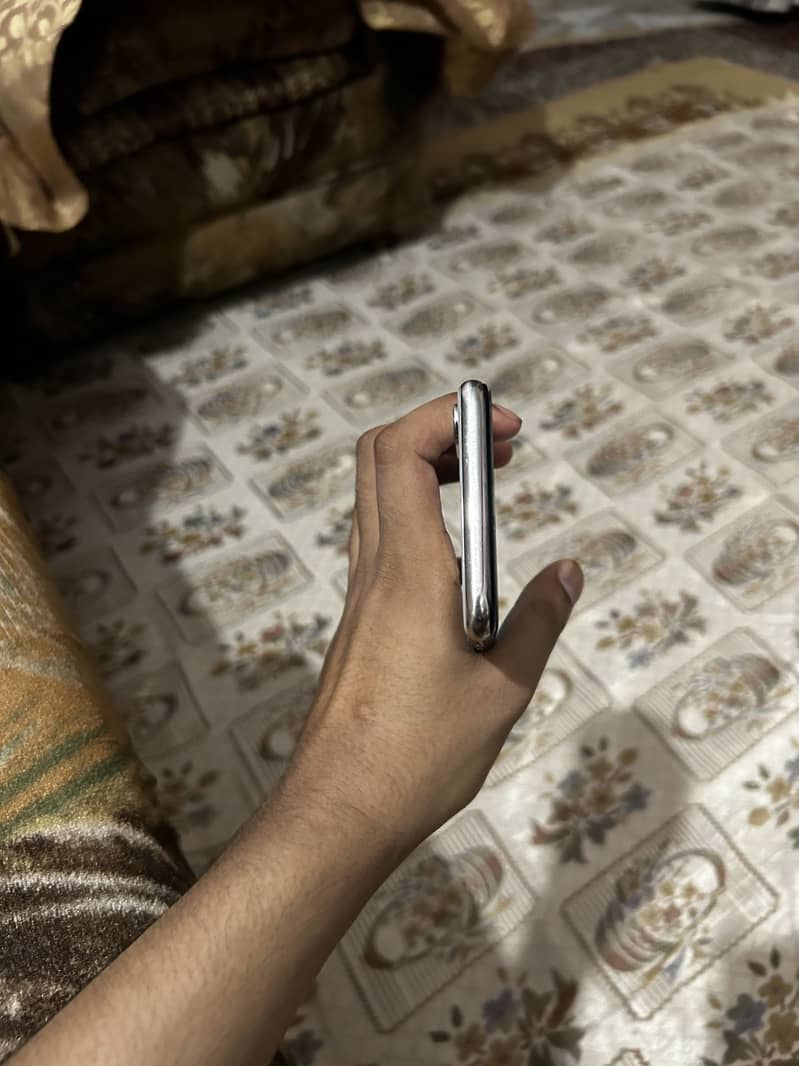 Apple iPhone X 4