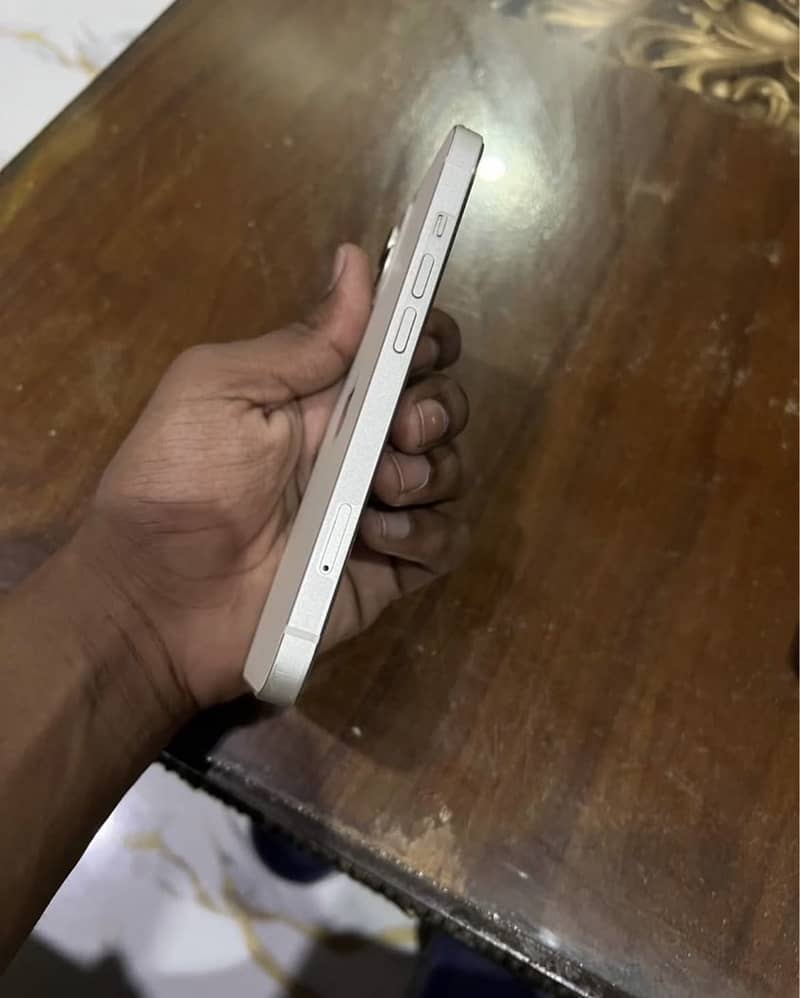 Apple iPhone 13 4