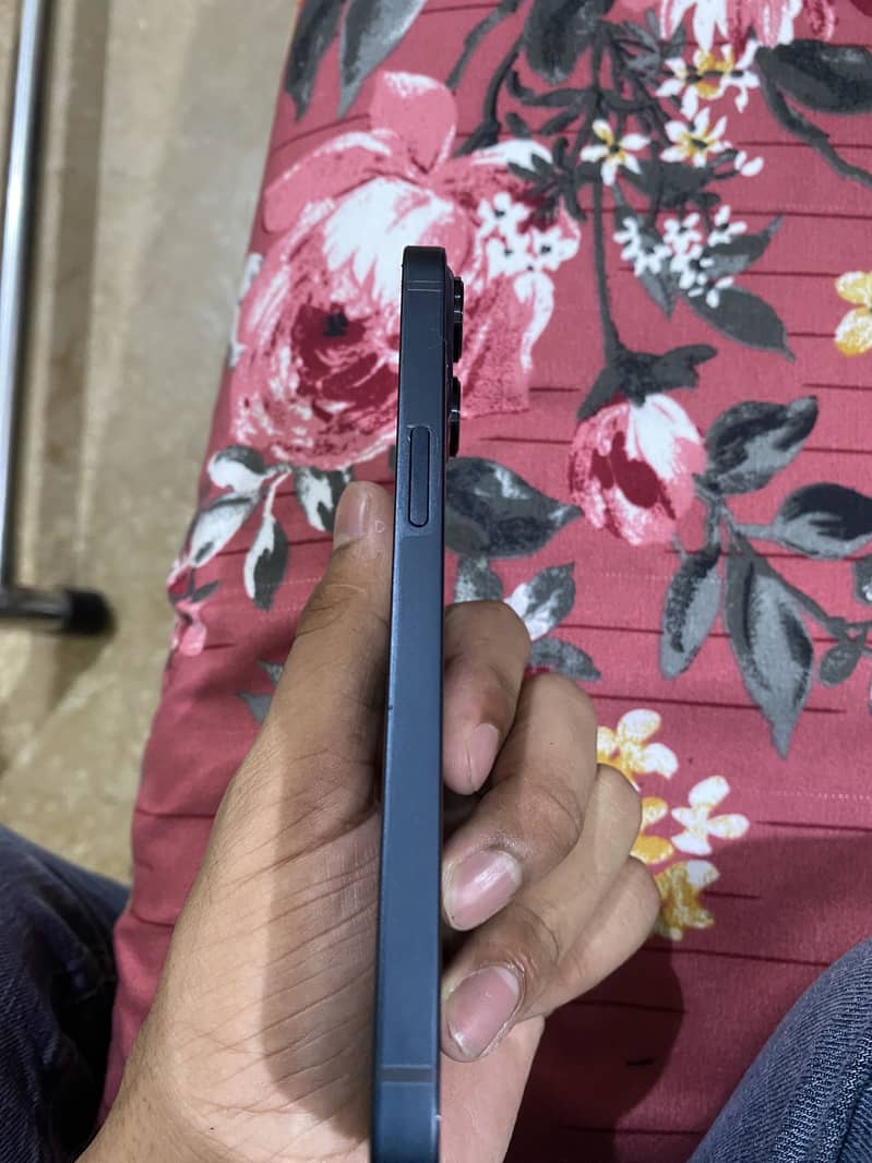 Apple iPhone 13 2