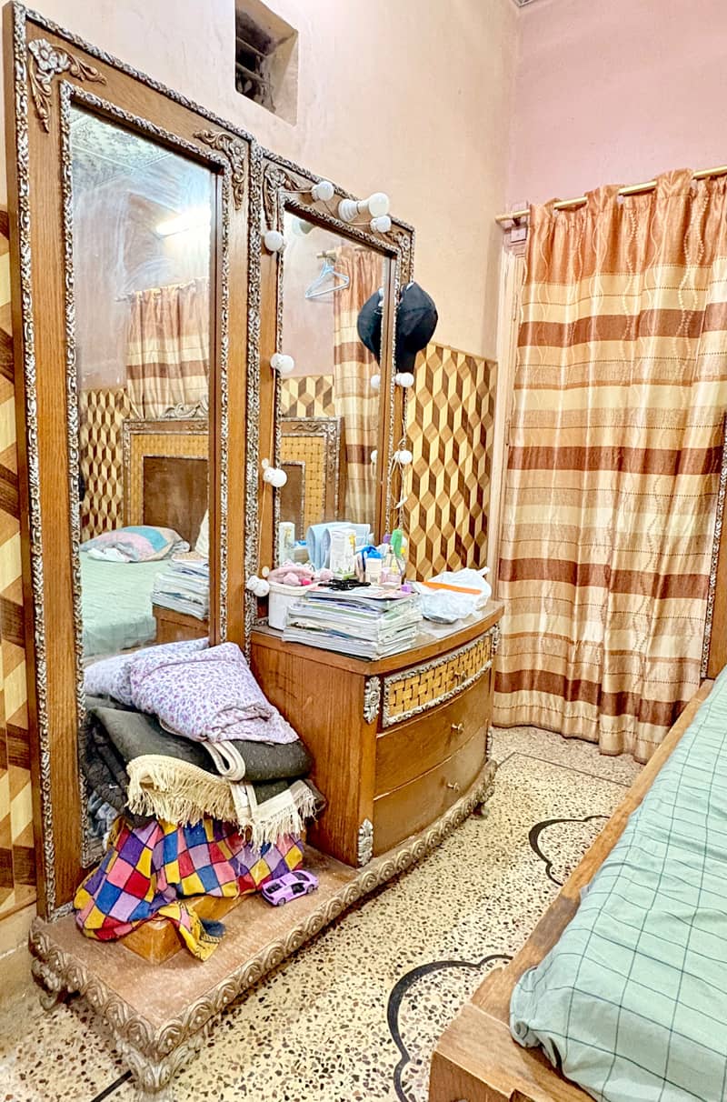 ROOM SET AND SOFAS 0