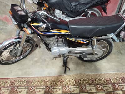 Honda cg125 2018 k 9 month ki hai Karachi no hai contact 03112315733
