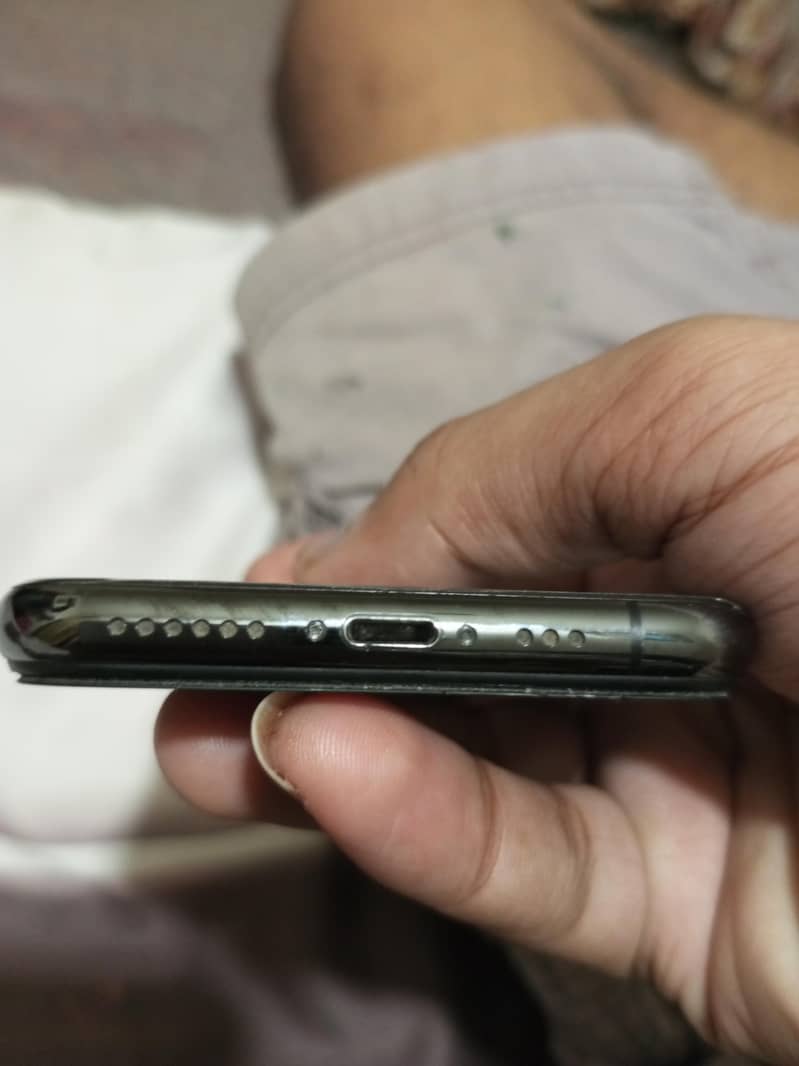Apple iPhone 11 Pro 4