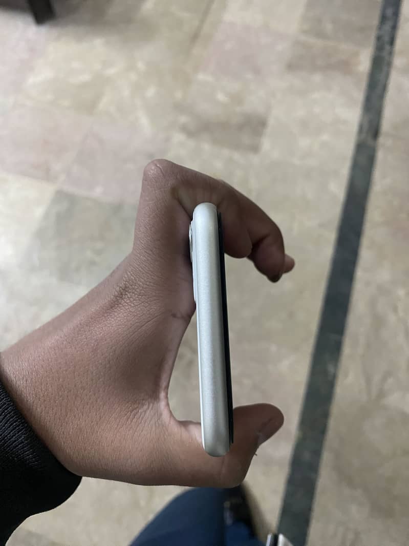 Apple iPhone 11 4