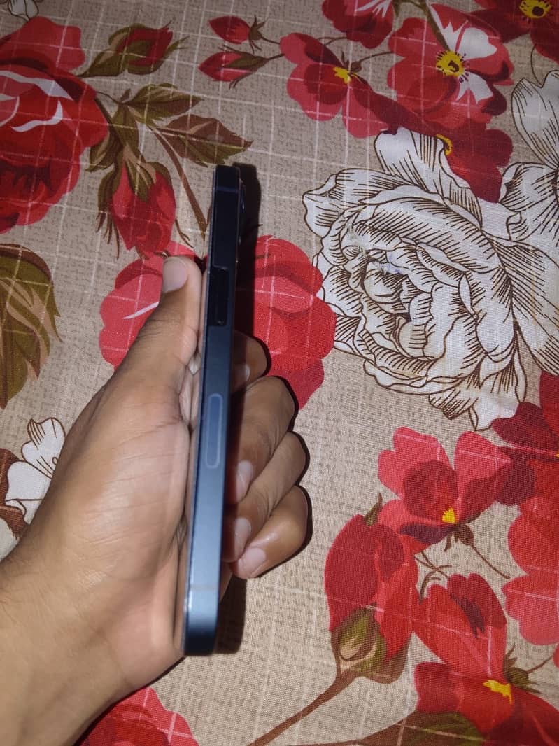 Apple iPhone 13 4