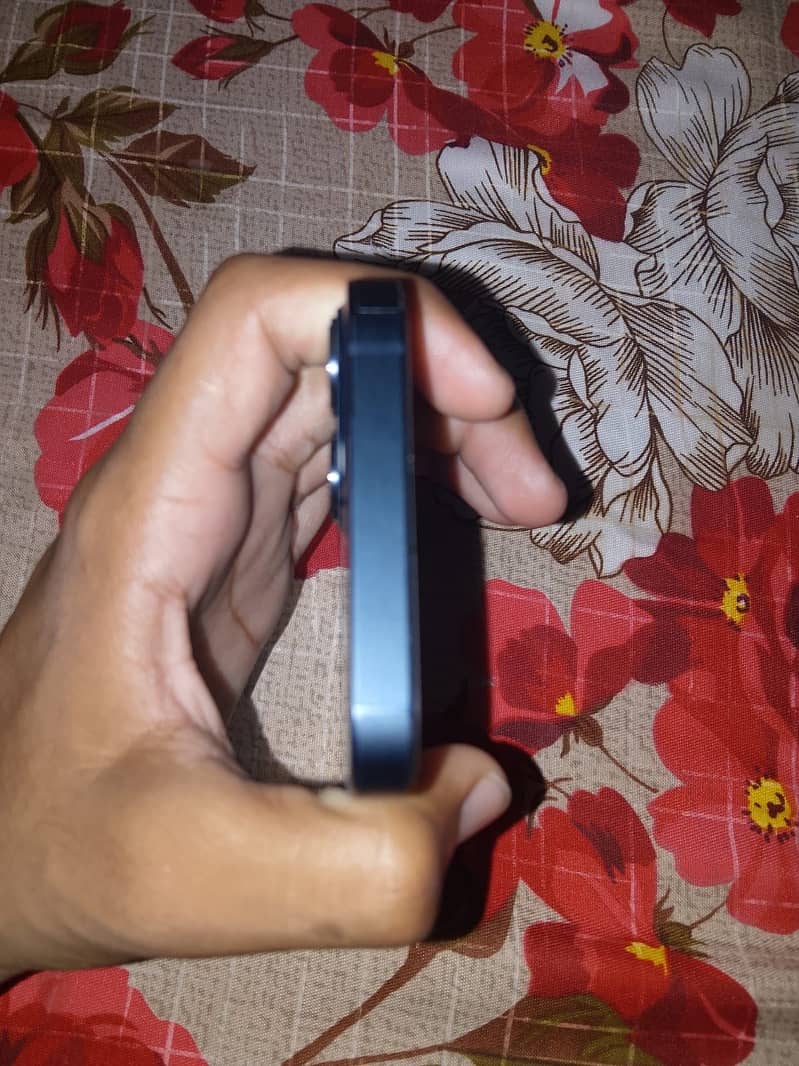 Apple iPhone 13 5