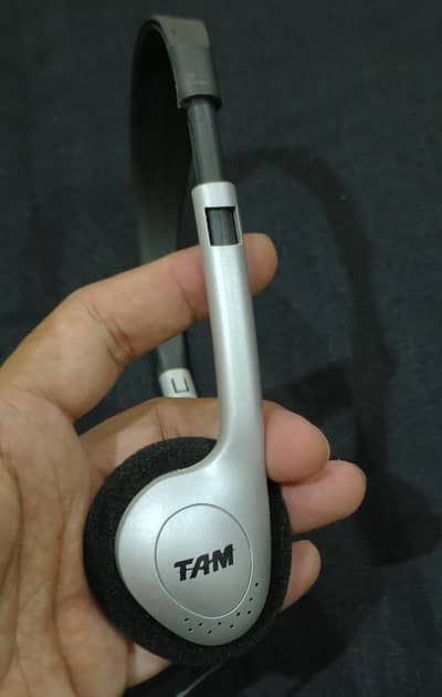 Headphones with dual connectivity