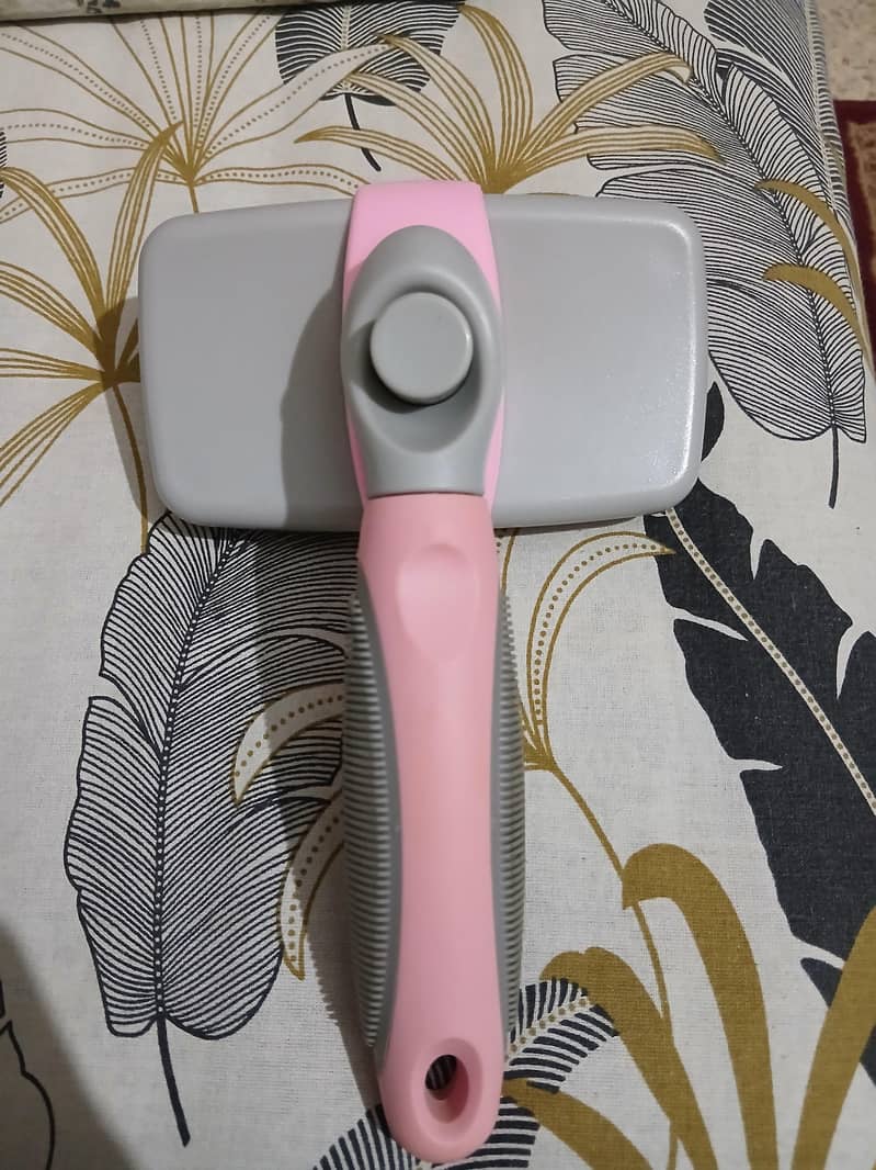 Grooming button brush 1