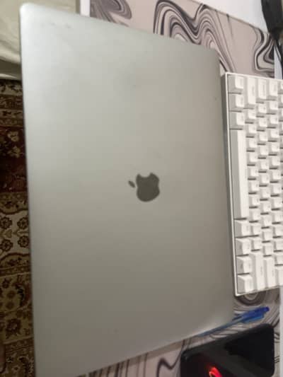 Macebook 2017 Pro - i7 7th gen - 16gb ram 512 SSD 2gb graphic card 15