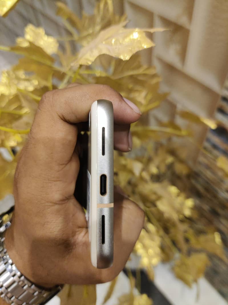 Google Pixel 8 4