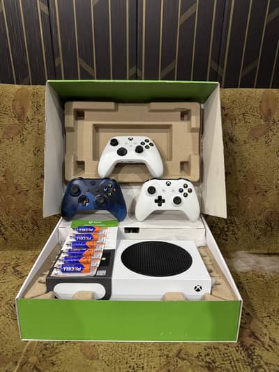 Xbox Series S - 3 Controllers