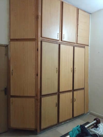 4 bedroom ki cabinet bhtreen condition for sale urgent