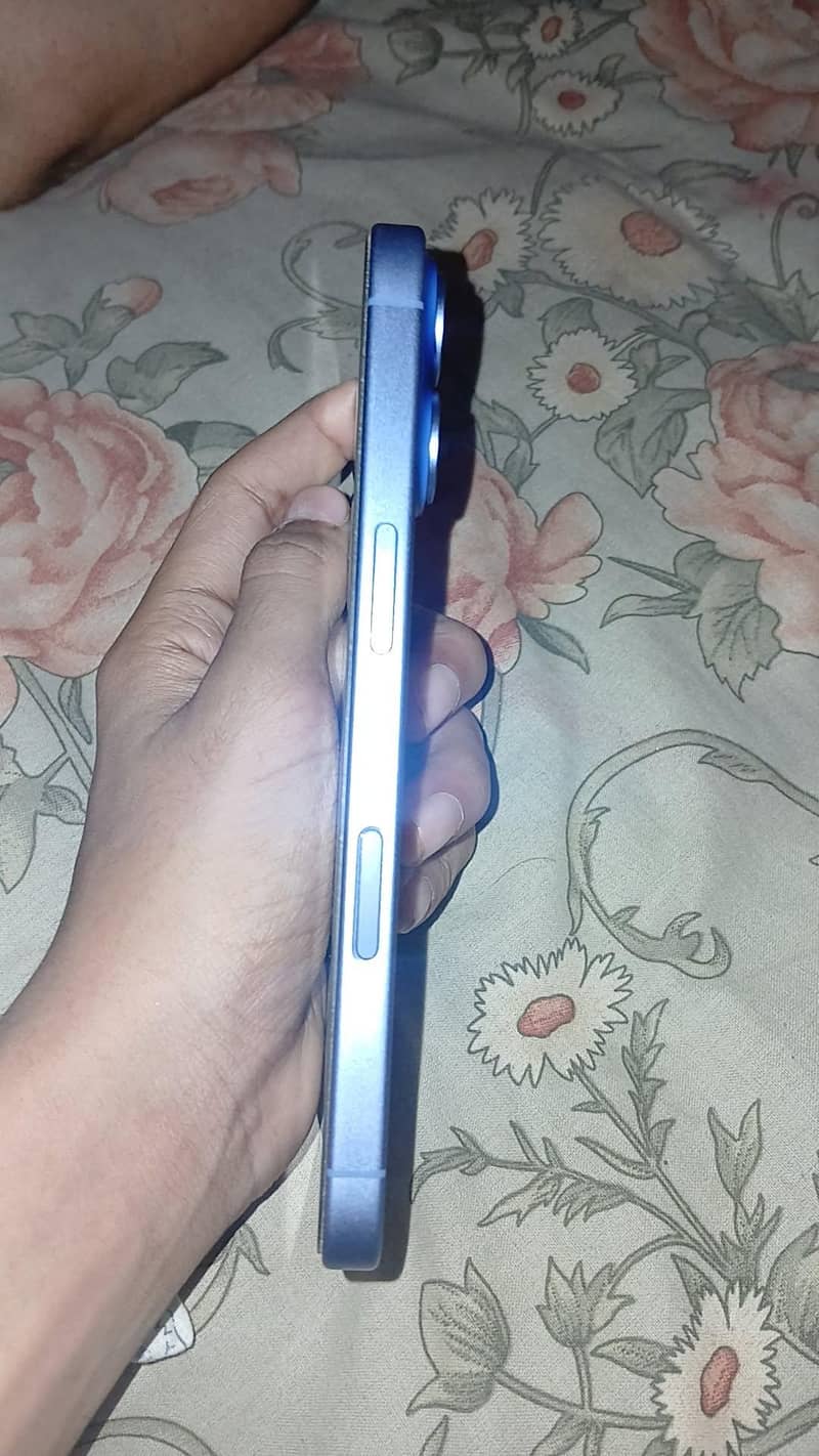 Apple iPhone 16 2