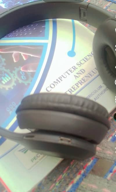 P47 wairlass Bluetooth headphones black condition 10/10