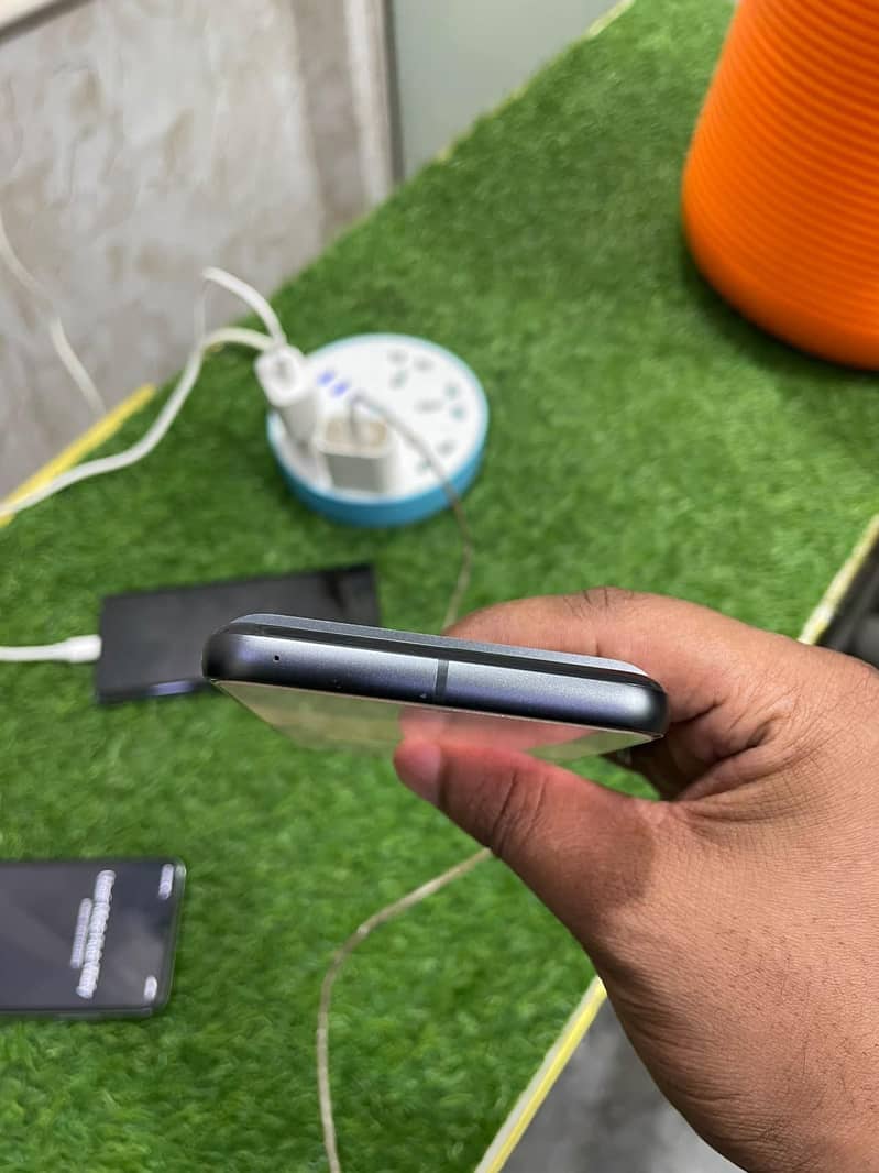 Google Pixel 8 4