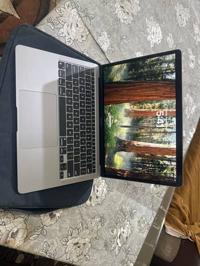 MacBook Air M1 8/256 10/10 like new with box