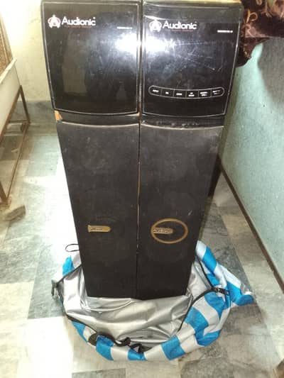 2 audionic speak and 1 amplifier for sale