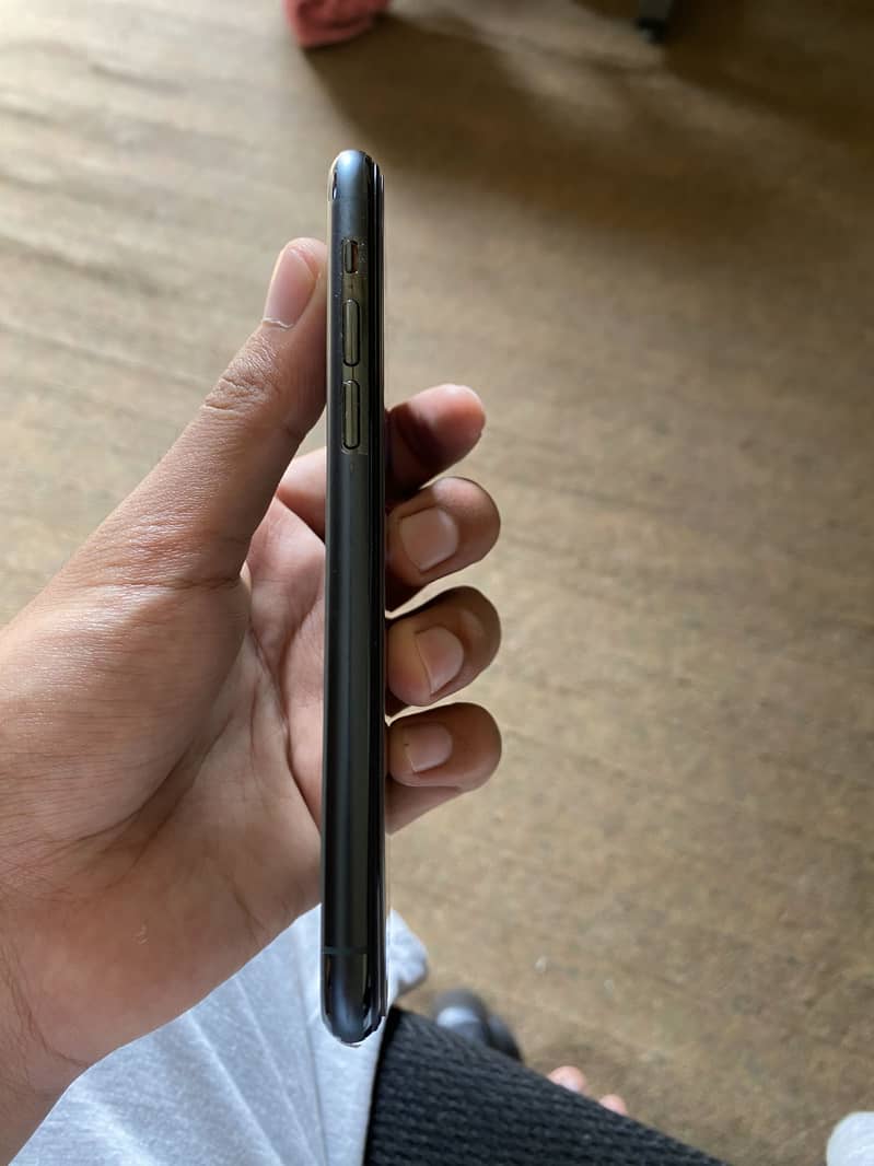 Apple iPhone 11 Pro 4