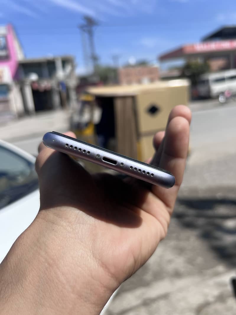 Apple iPhone 11 3