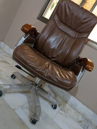 Executive High-Back Office Chair | Wooden Arms | Swivel | Like New