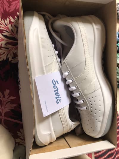 Service shoes
