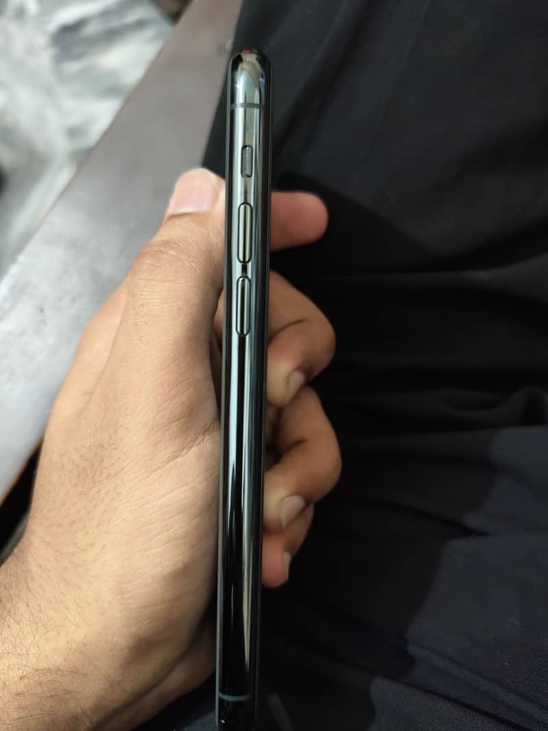 Apple iPhone 11 4