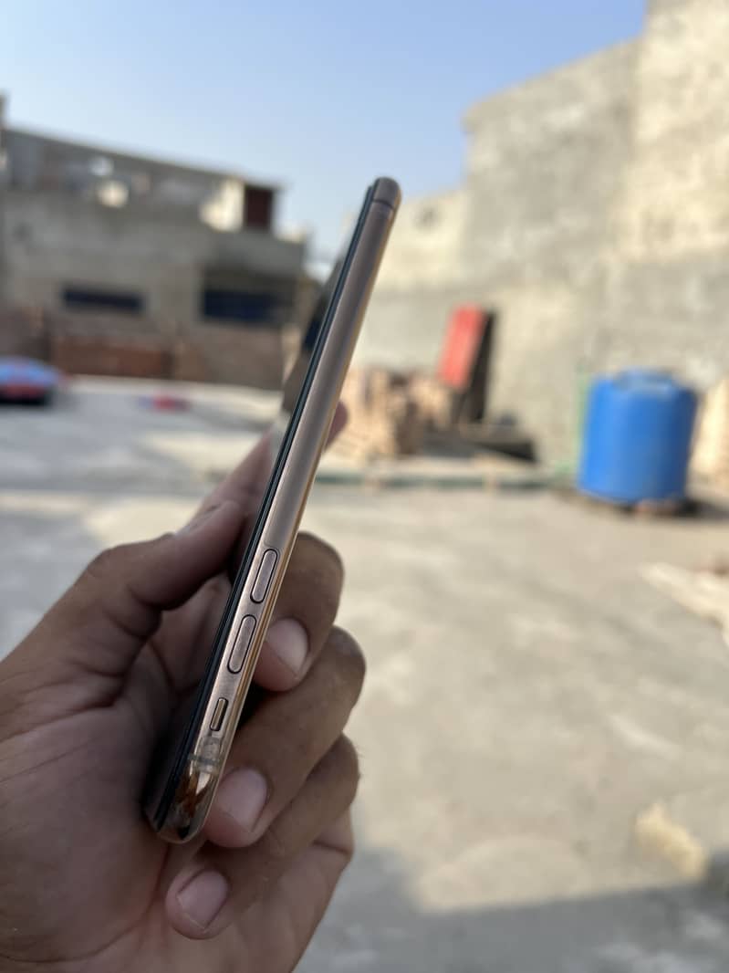 Apple iPhone XS Max 3