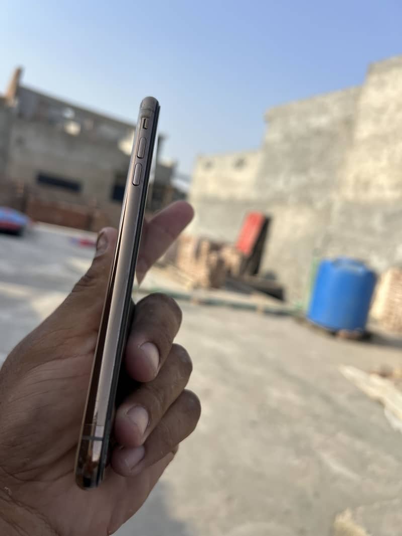 Apple iPhone XS Max 5