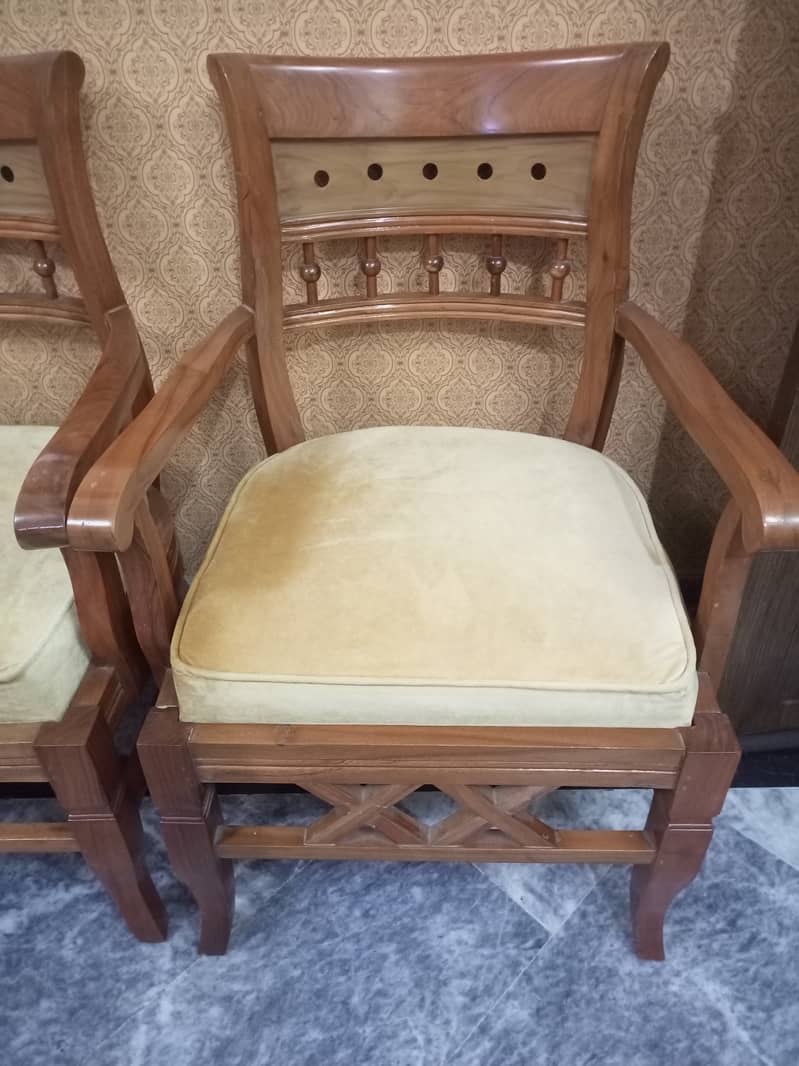 Solid wood set in good condition 3